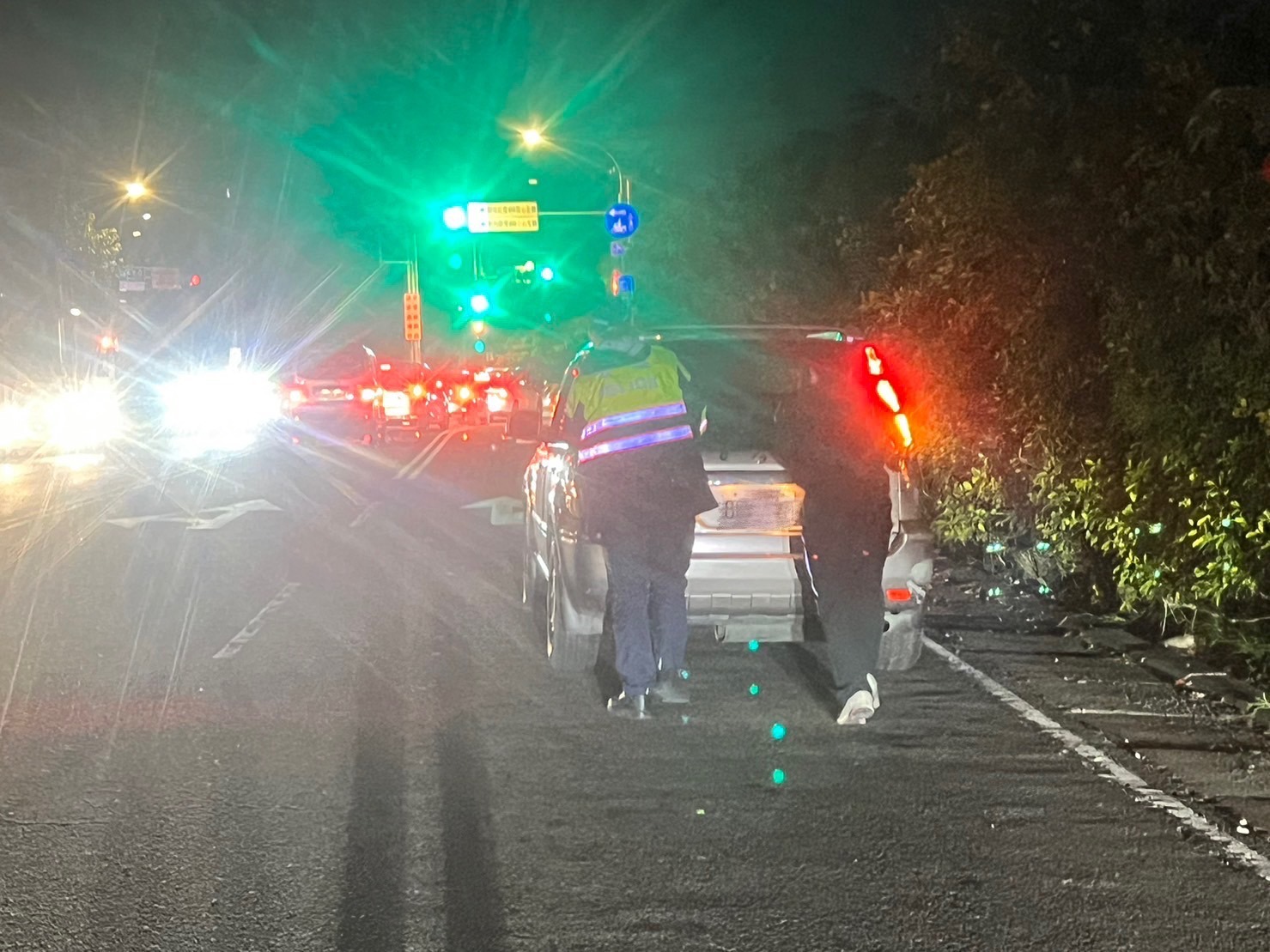 車輛拋錨困路中 八德警協助推車解圍 S 22274060 0