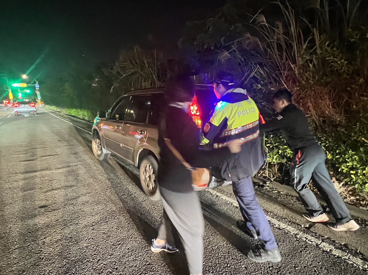 車輛拋錨困路中 八德警協助推車解圍 S 22274061 0