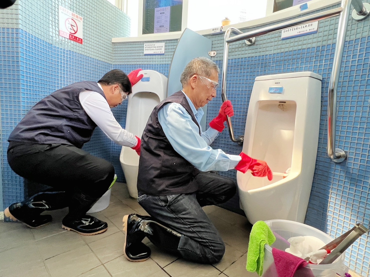 世界廁所日!中油董座李順欽帶頭掃廁所 加碼抽衛浴清潔劑 S 2621513 1