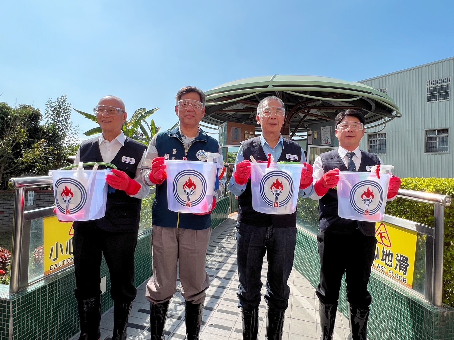 世界廁所日!中油董座李順欽帶頭掃廁所 加碼抽衛浴清潔劑 S 2621518 0