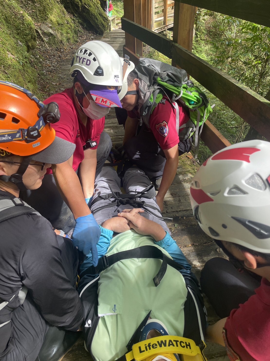 6旬翁拉拉山跌倒撞破頭 桃消巴陵分隊即刻救援 S 2695172 0