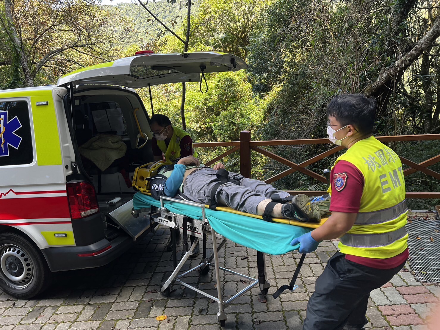 6旬翁拉拉山跌倒撞破頭 桃消巴陵分隊即刻救援 S 2695175 0
