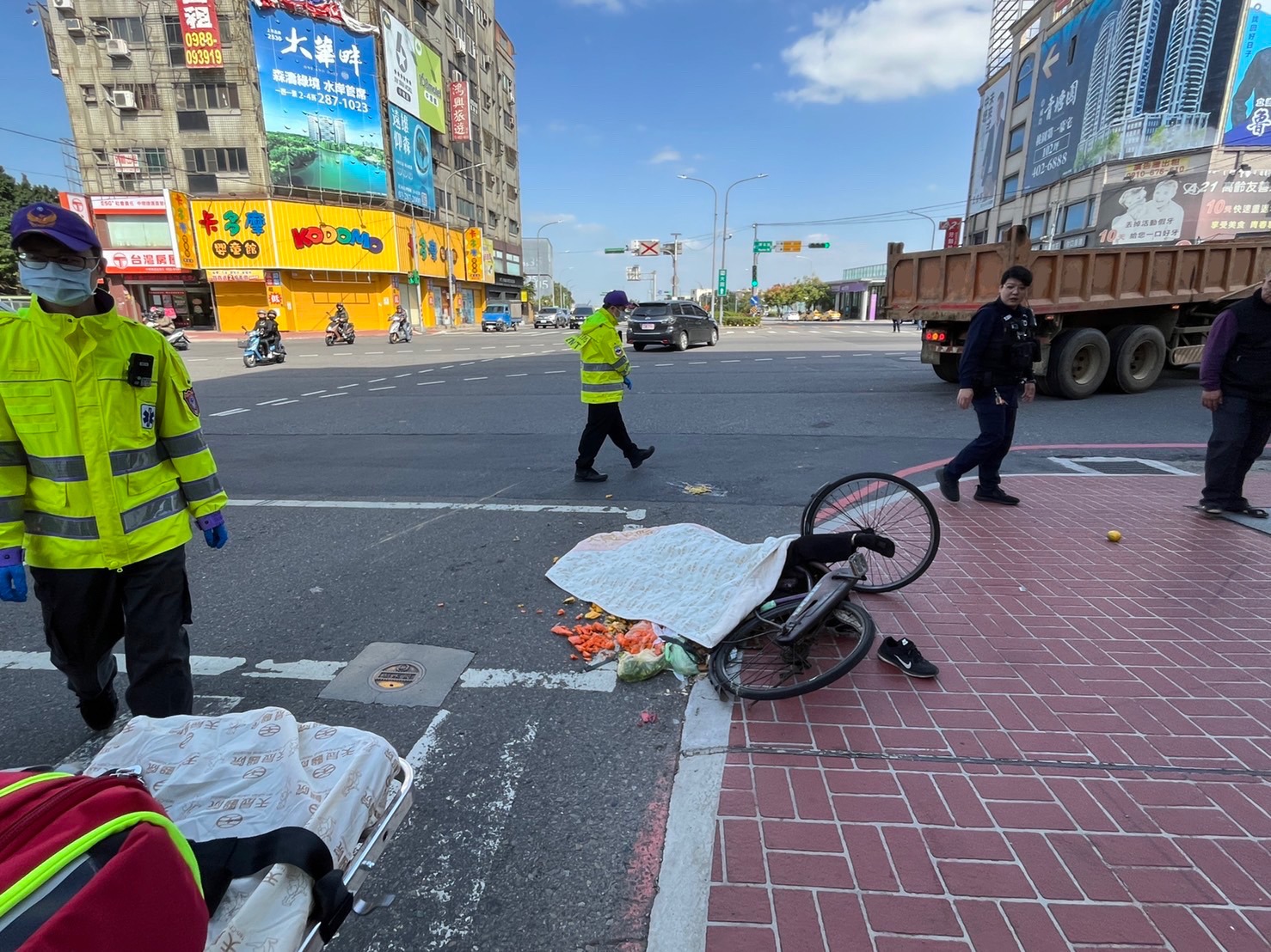 女騎單車遭右轉砂石車輾斃 身分不明待警方比對 S 5660720 0