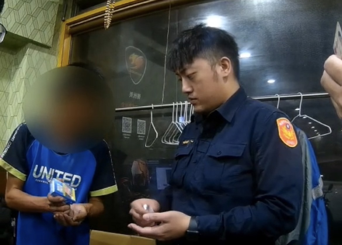 順手牽羊偷外送員手機 男子躲網咖難逃警查緝 S 6995975