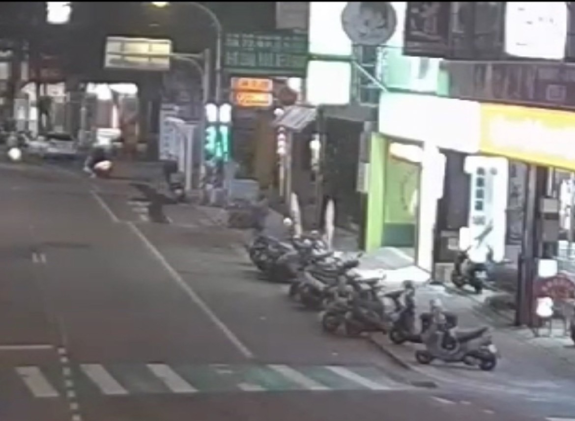 順手牽羊偷外送員手機 男子躲網咖難逃警查緝 S 6995977