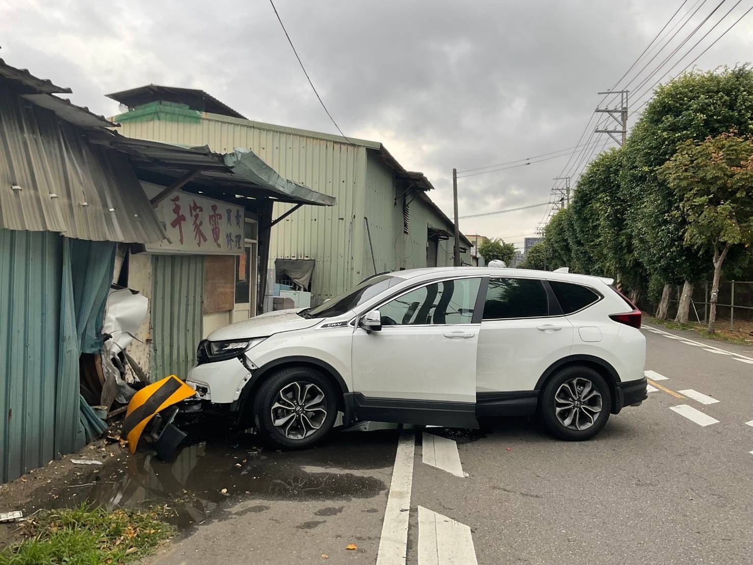 【有片】轉彎處失控擦撞路旁店家 自小客車頭毀損 S 7331853