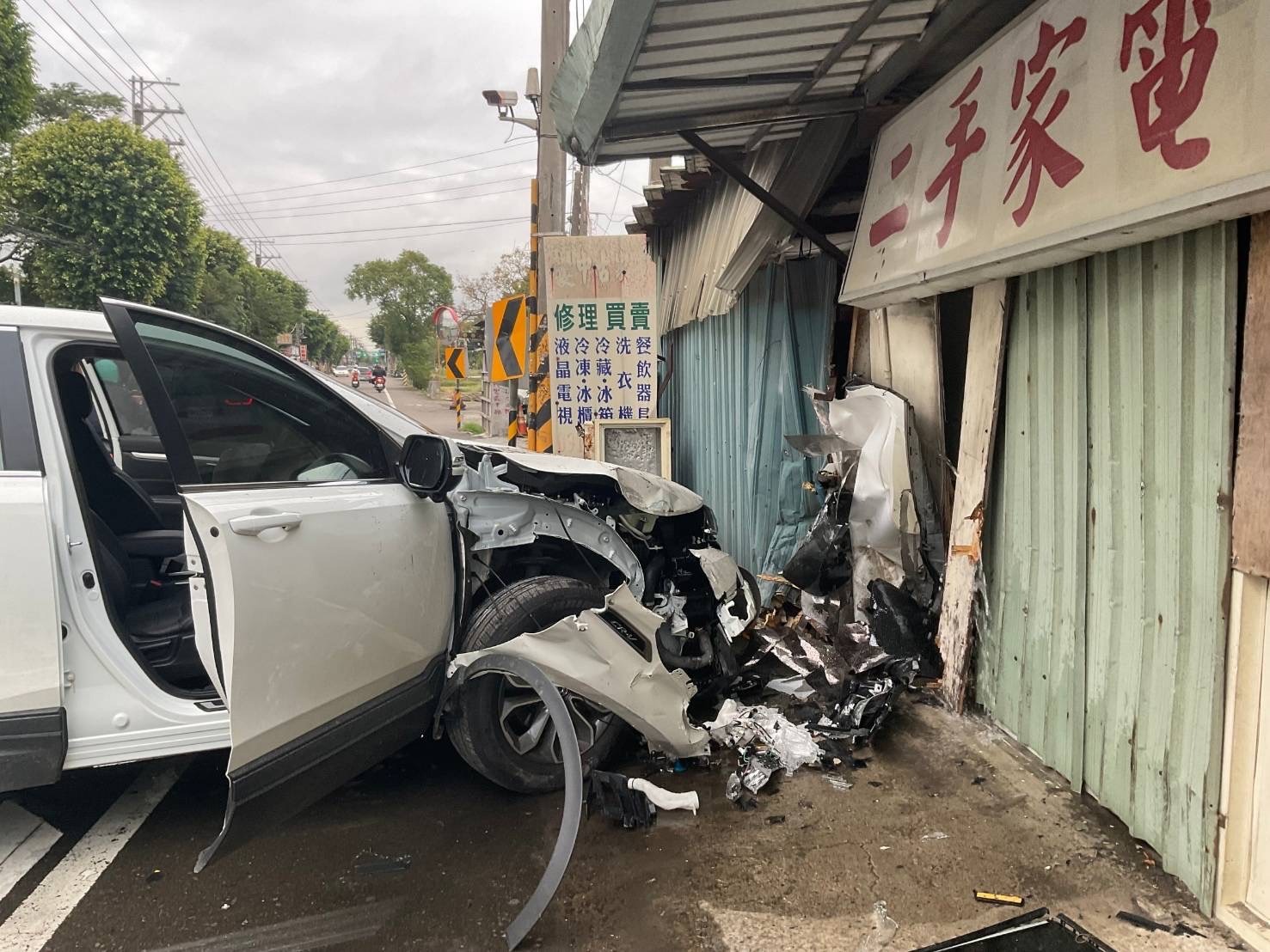 【有片】轉彎處失控擦撞路旁店家 自小客車頭毀損 S 7331855