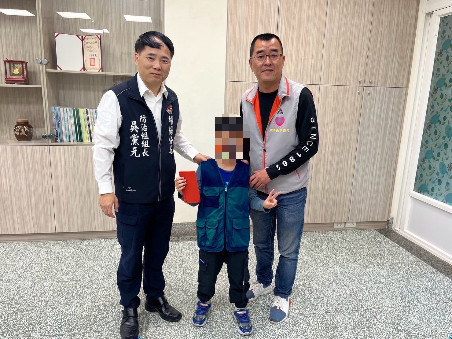楊梅警、桃市希望種籽行善協會寒冬送暖 弱勢學童開心穿新鞋 S 82616353