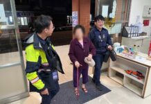 8旬失智婦站馬路中險象環生 龜山警及時伸援