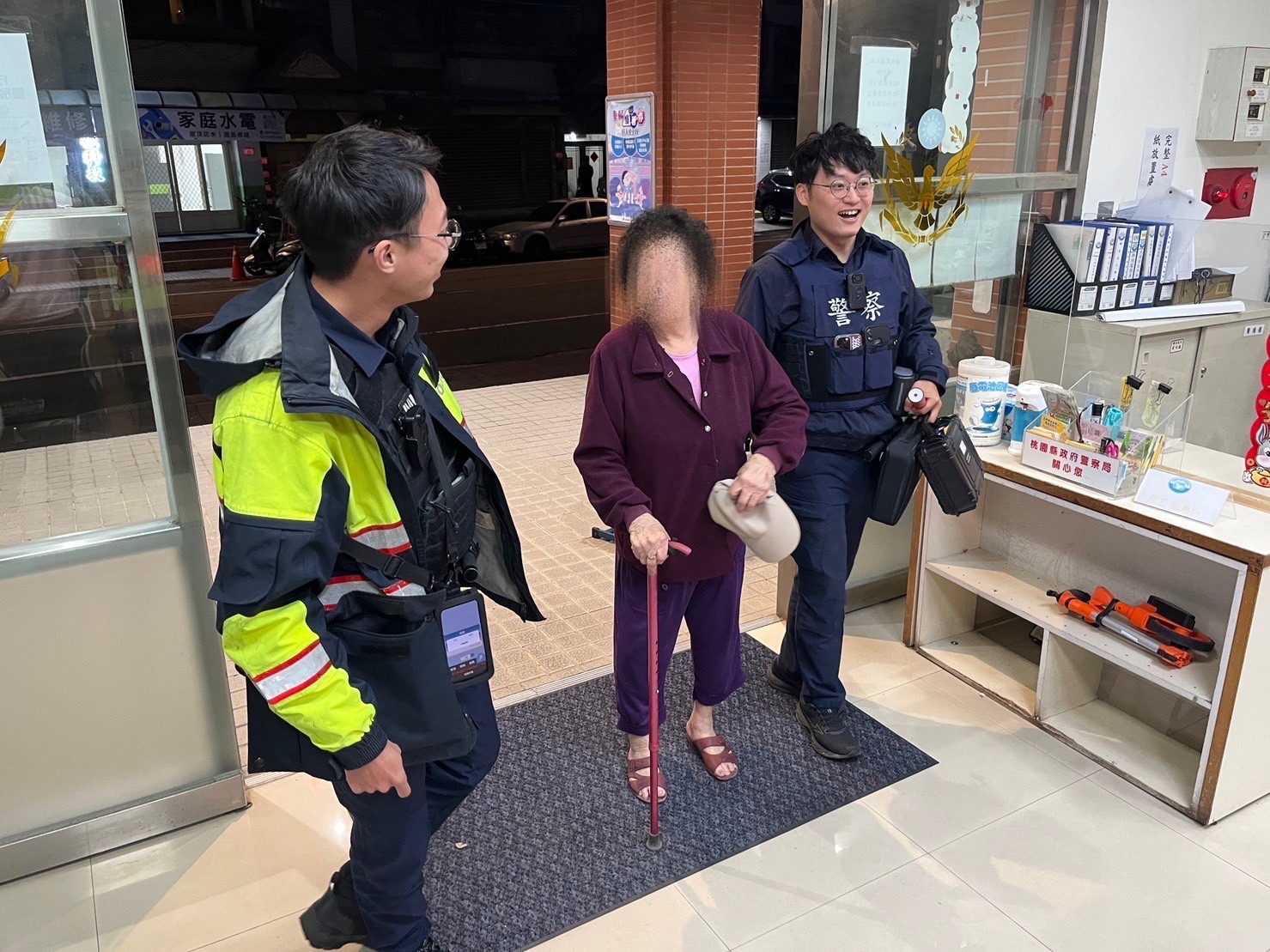 8旬失智婦站馬路中險象環生 龜山警及時伸援 S 83976212 0