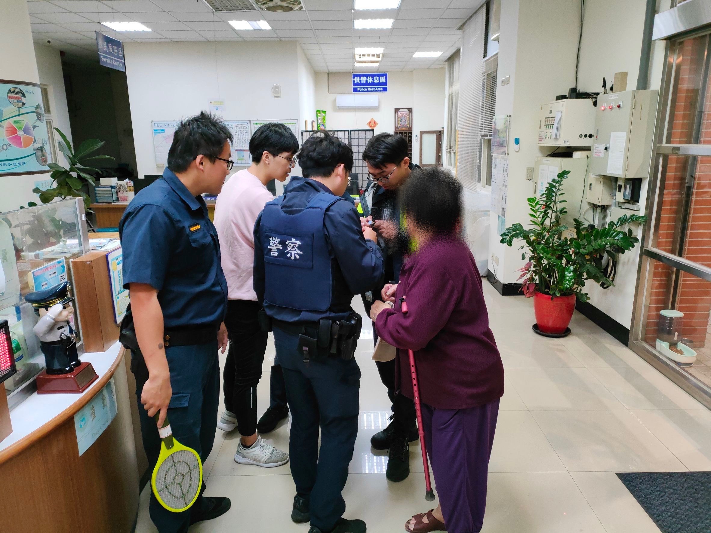 8旬失智婦站馬路中險象環生 龜山警及時伸援 S 83976213 0