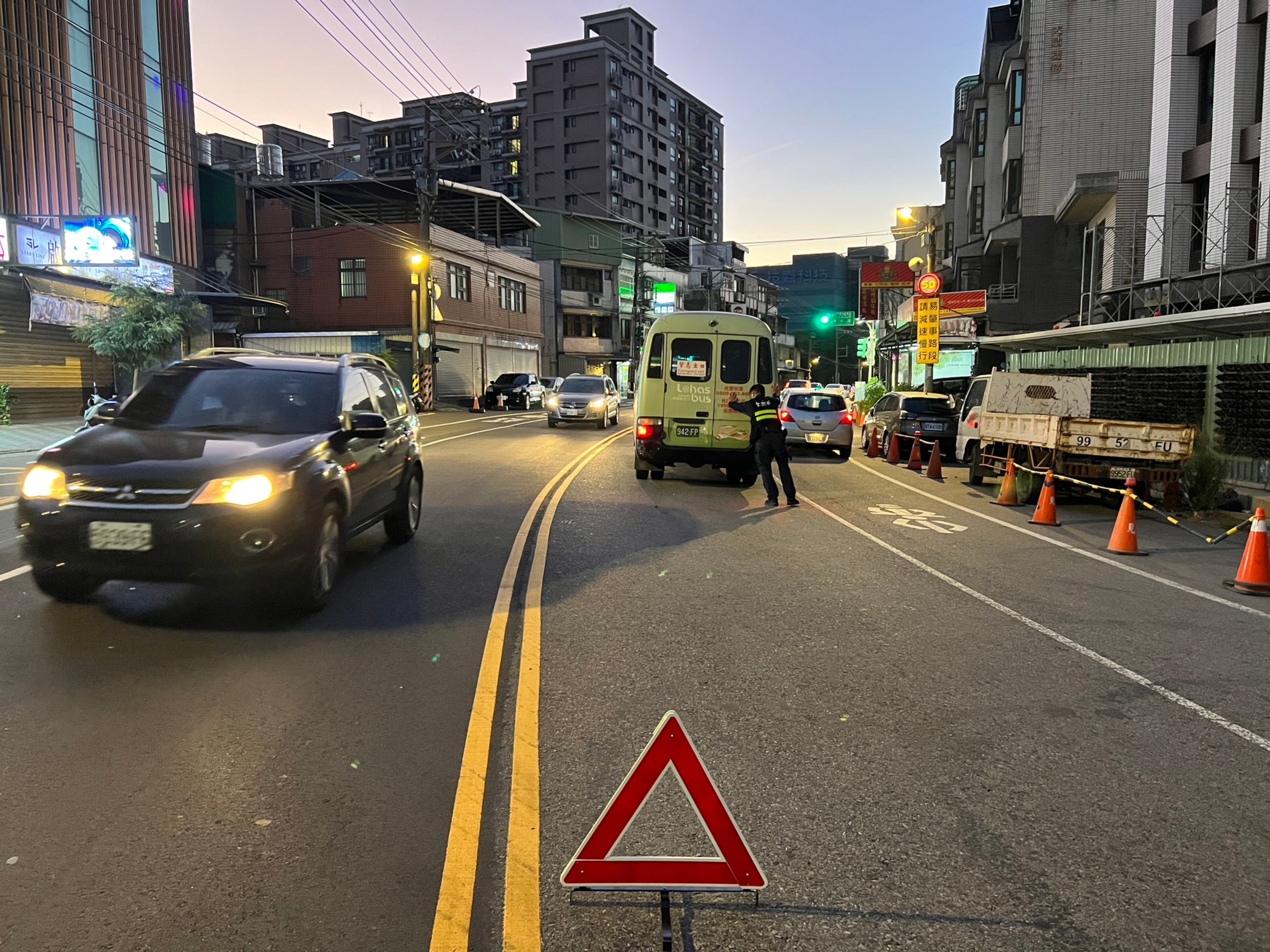 小巴拋錨卡路中遭狂按喇叭 平警推車恢復交通順暢 S 84541487 0