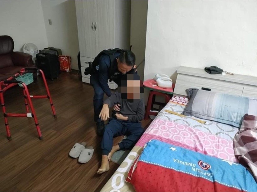 7旬獨居老翁家中跌倒無法起身 龍潭暖警及時救援 S 8577375 0