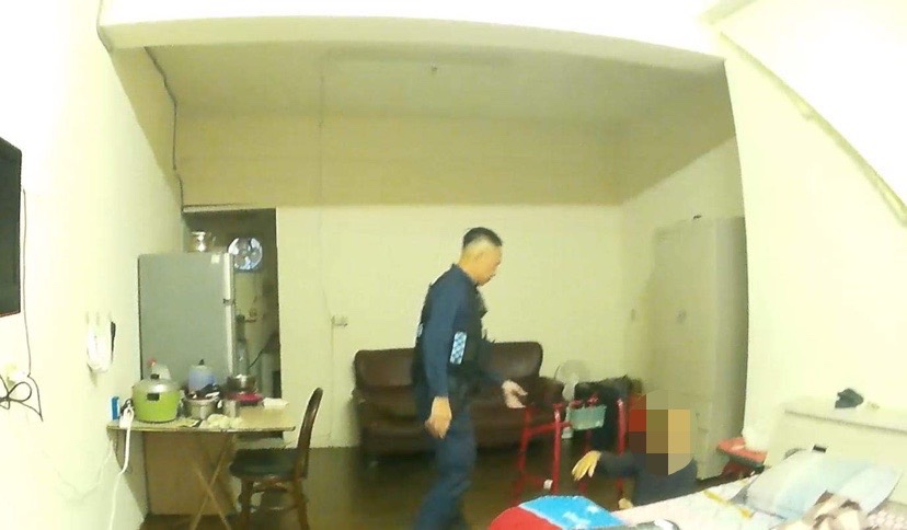 7旬獨居老翁家中跌倒無法起身 龍潭暖警及時救援 S 8577377 0