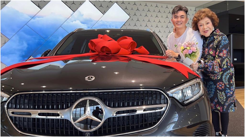 周遊陪兒牽266萬豪車 曾偷做「1事」害到他