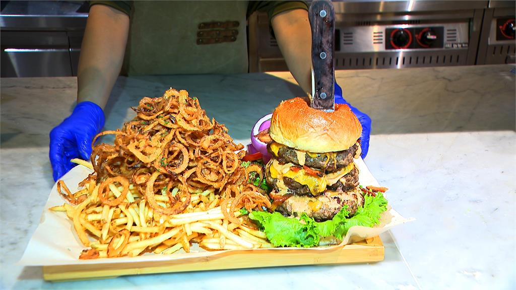 超過18公分高巨大漢堡! 滿滿起司搭配酥脆薯條