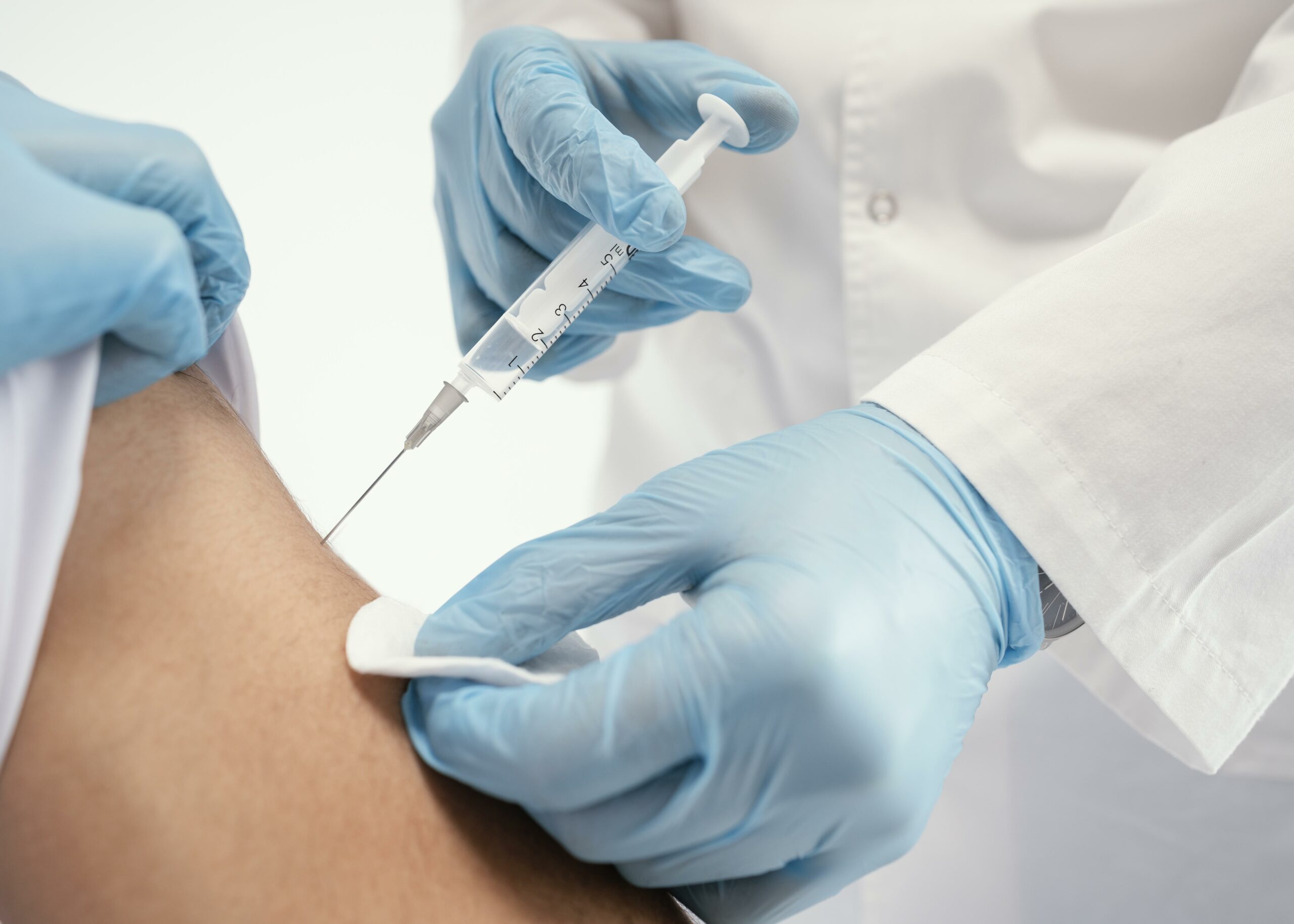 傳染病好發季節 疾管署籲長輩及早接種肺炎鏈球菌疫苗 doctor vaccinating patient clinic 1 scaled