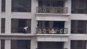 清潔婦無防護措施站20樓高外牆平台打掃 桃園勞檢處將開罰