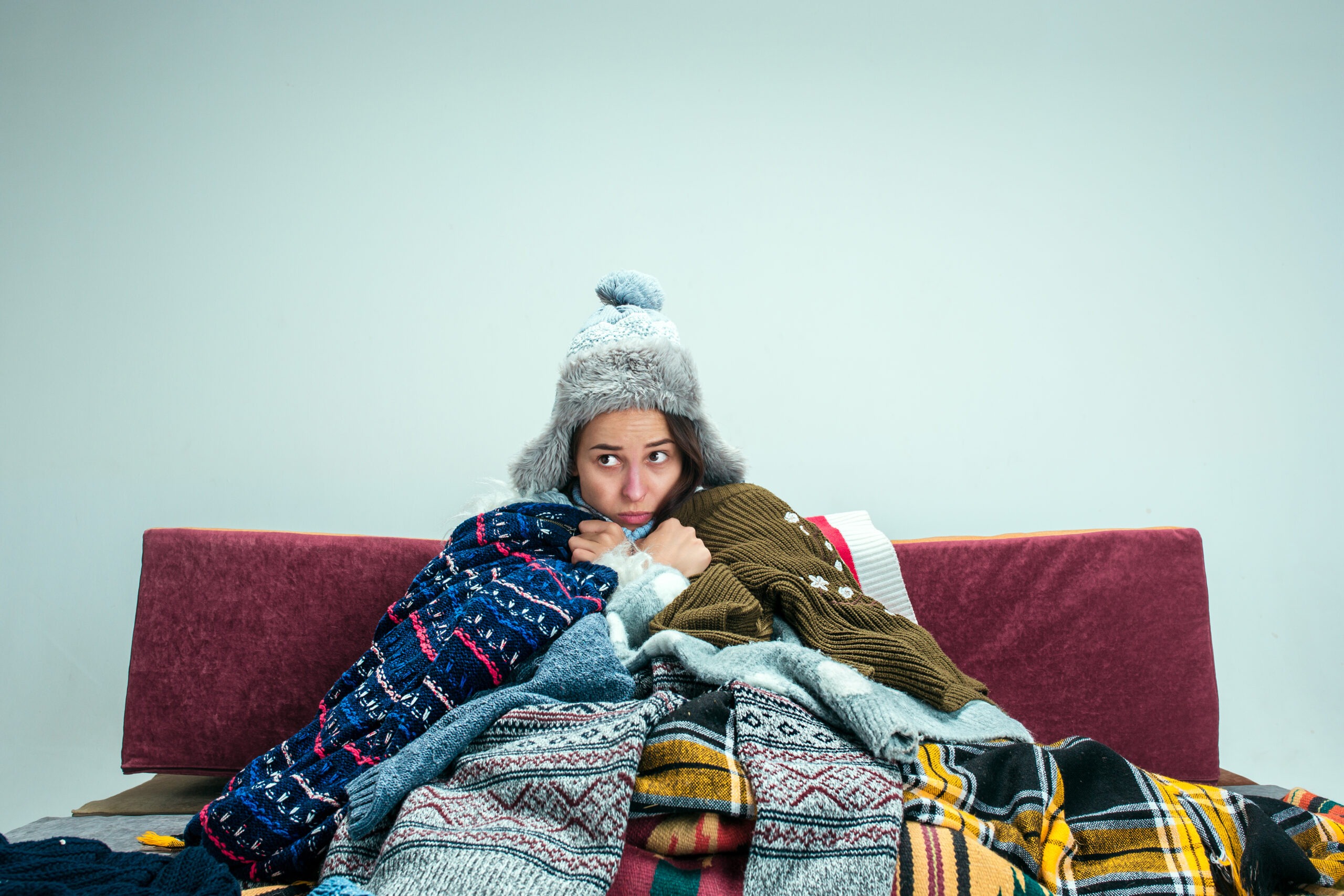 越晚越冷!桃園恐降到10度以下 張善政啟動寒害整備工作 young sick woman with flue sitting sofa home studio covered with knitted warm clothes illness influenza pain concept relaxation home healthcare concepts scaled