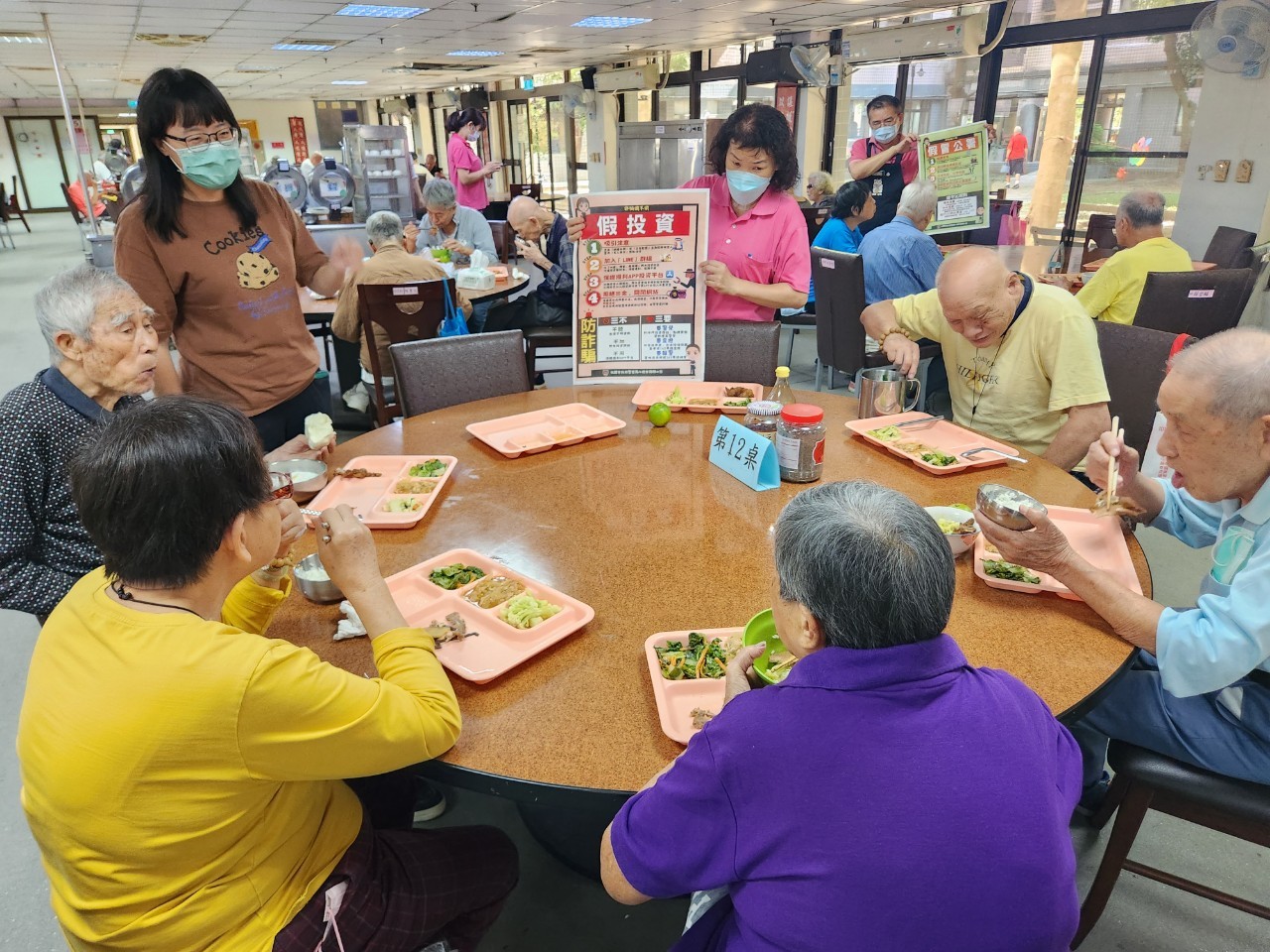 八德榮家攜手警方防騙宣導 強化高齡長輩識詐意識 八德榮家運用手板資訊向長者說明新型防詐手法