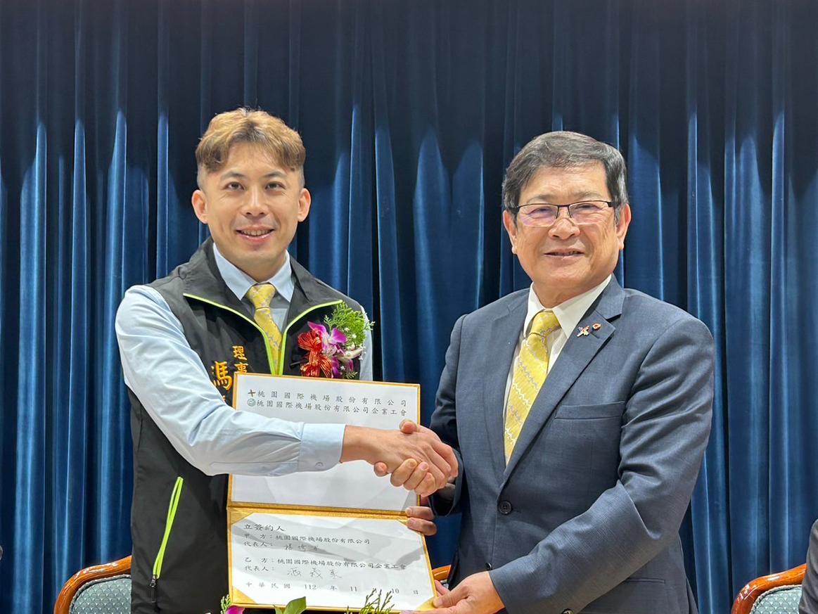 勞資和諧雙贏再啟新頁，機場公司今（10）與企業工會續簽團體協約。圖右為機場公司董事長楊偉甫、圖左為機場公司工會理事長馮義東