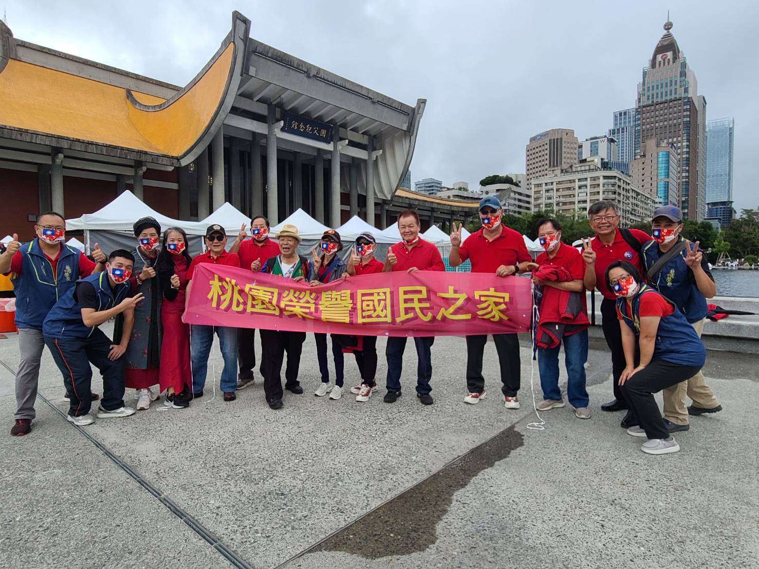 桃園榮家參與聰明消費嘉年華會 長輩齊心快閃演出 國父紀念館開心大合影慶演出成功