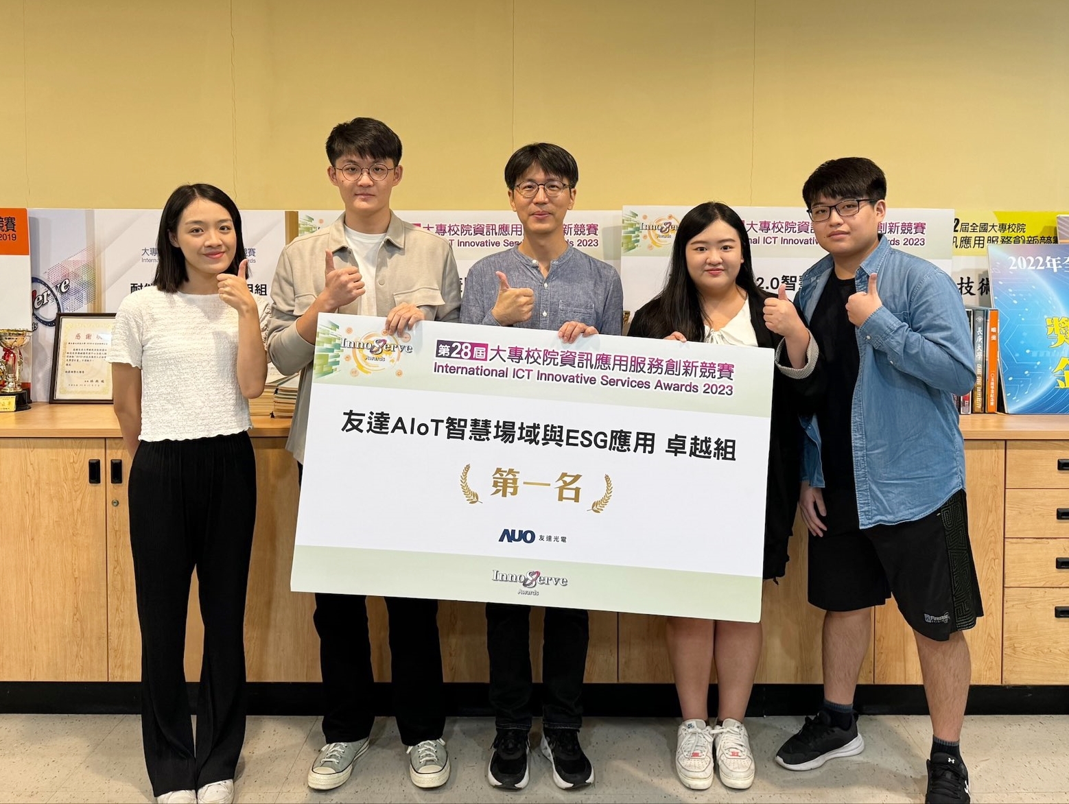 資訊應用服務創新競賽吸引102校角逐 長庚大學脫穎而出抱走13獎 圖2 張哲維老師圖中指導同學參加全國資訊競賽獲得第一名。 0
