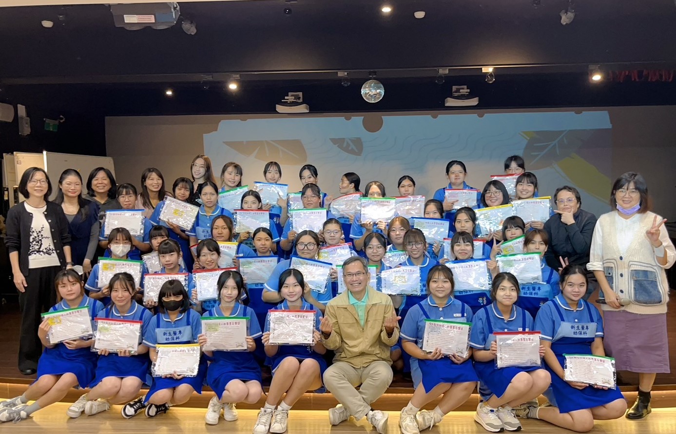 圖說3：新生醫專嬰幼兒守護天使，攜「專業倫理百寶袋」專業實習。圖：新生醫專提供。