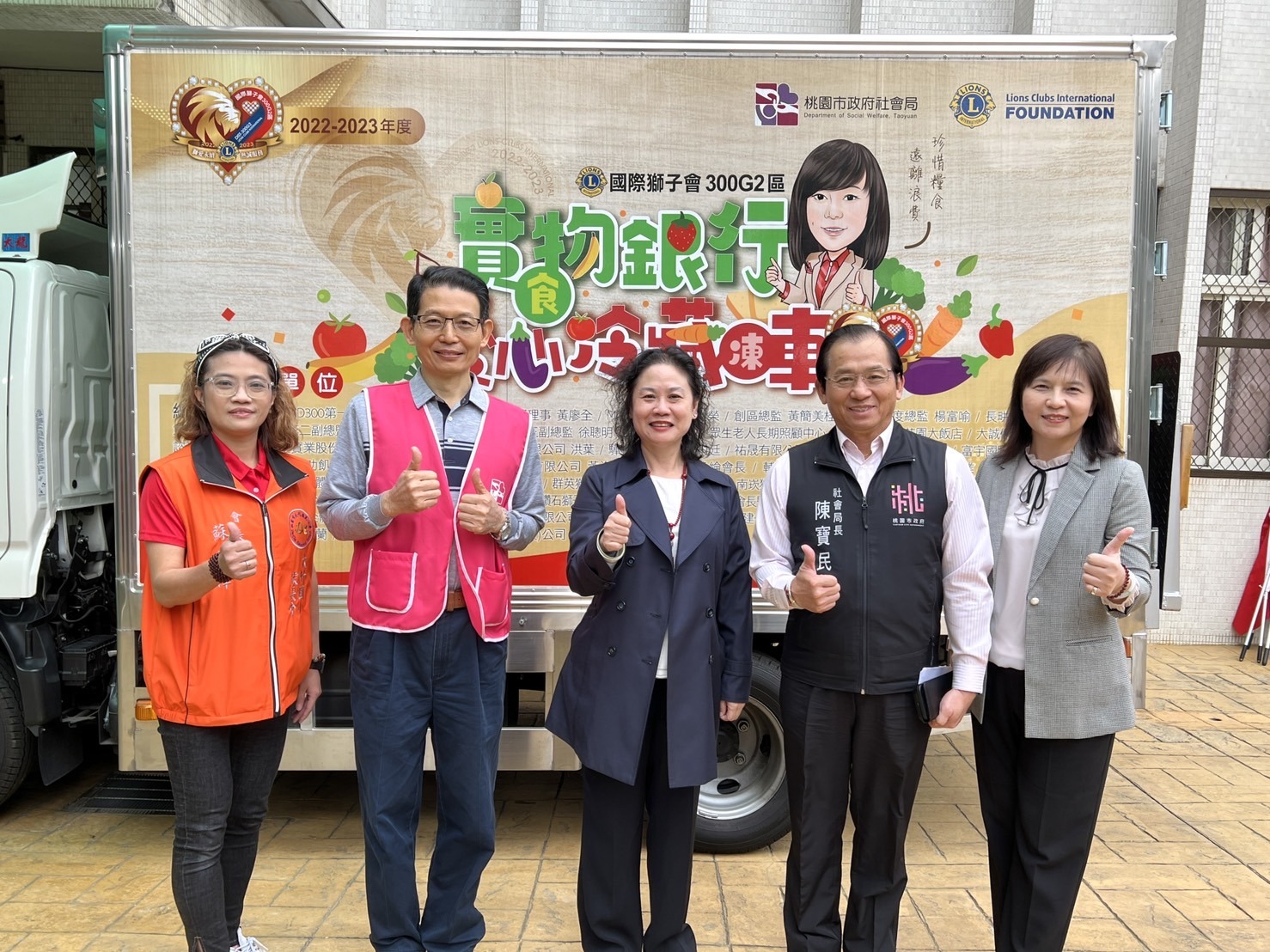 安得烈慈善協會攜手桃園社會局、大竹國小 打包食物箱關懷弱勢 左一家長會蘇會長、左二安得烈羅紹和執行長、中間桃園市賴淑華副祕書長、右二陳寶民社會局長、右一大竹國小吳雅芬校長