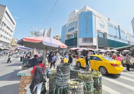 中壢新明市場人、車、攤販爭道亂象 葉明月要求市府拿出魄力解決 新明市場2