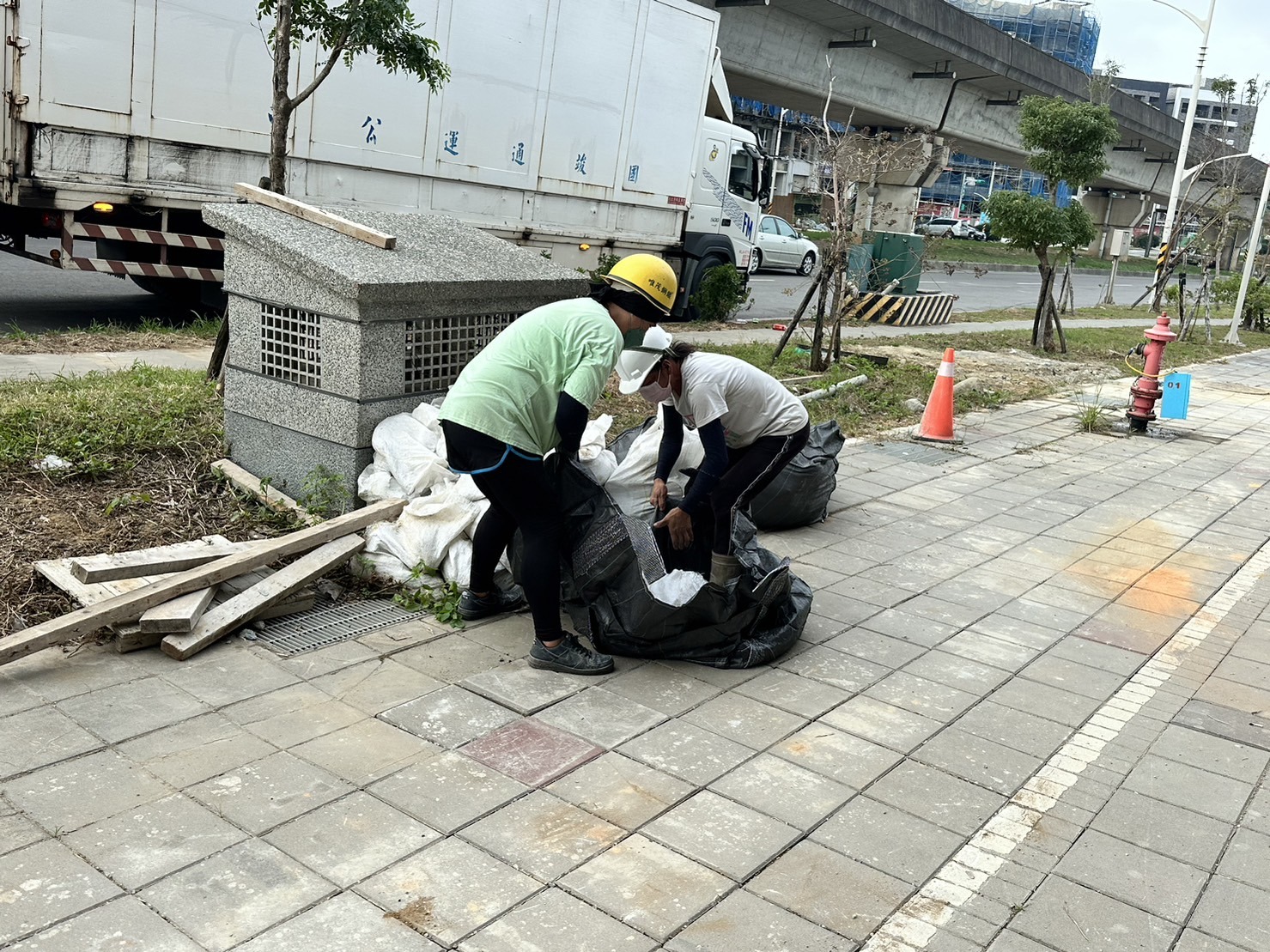 施工單位進行人行道清理