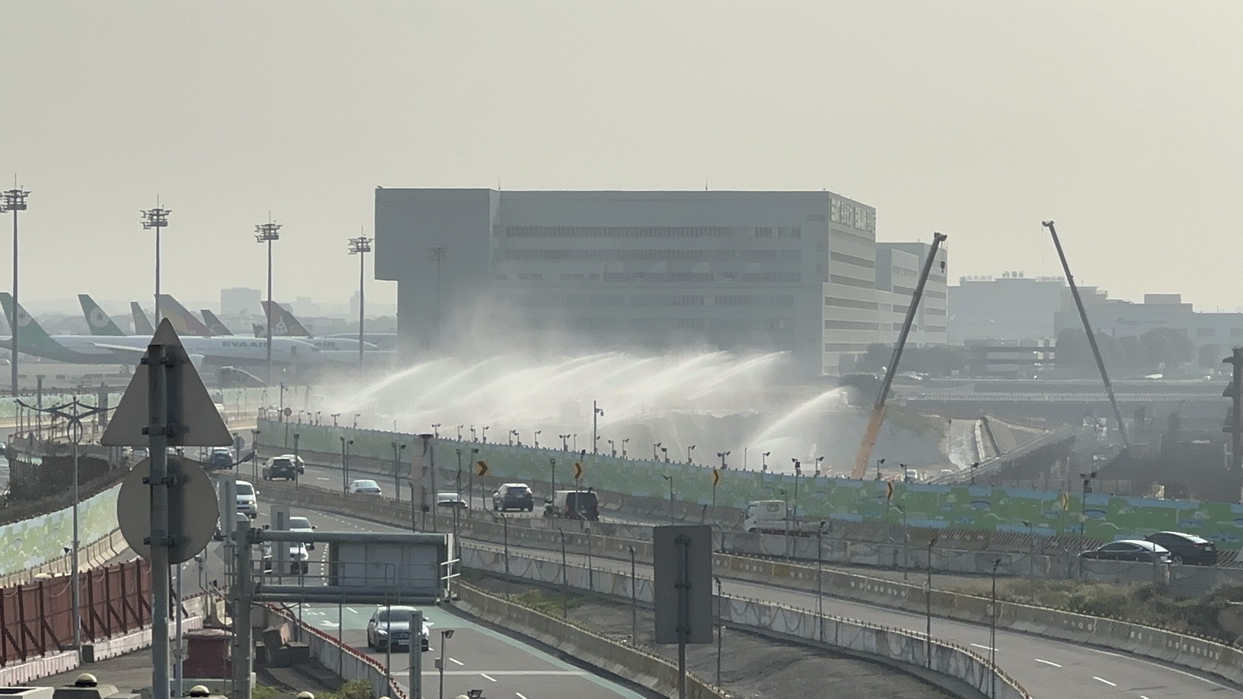 境外空污來襲 桃園環保局籲減少戶外劇烈活動 桃機AI自動灑水2 1 scaled