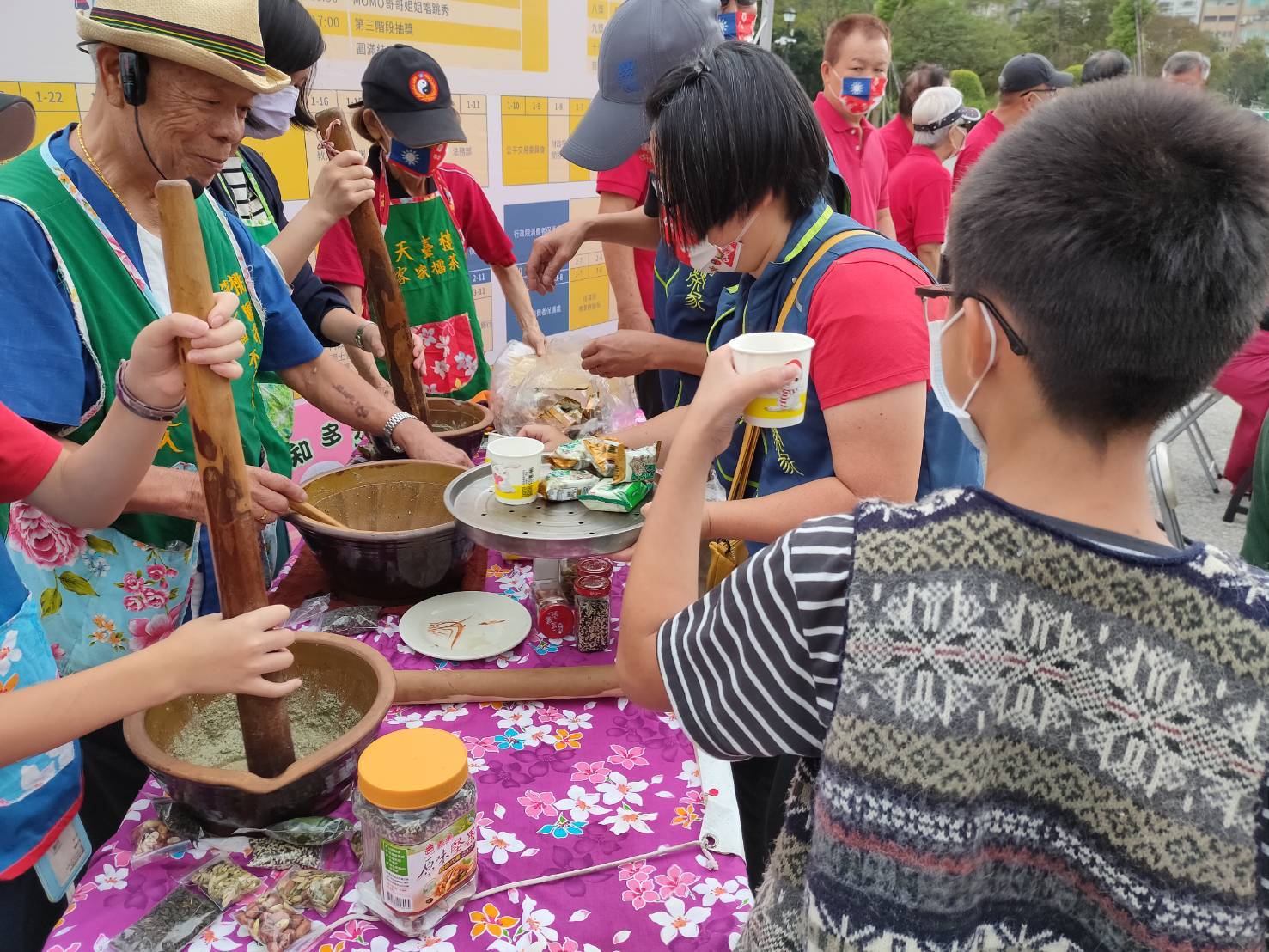 桃園榮家參與聰明消費嘉年華會 長輩齊心快閃演出 榮民莊臺芳擂茶達人秀獲得熱烈迴響互動熱絡