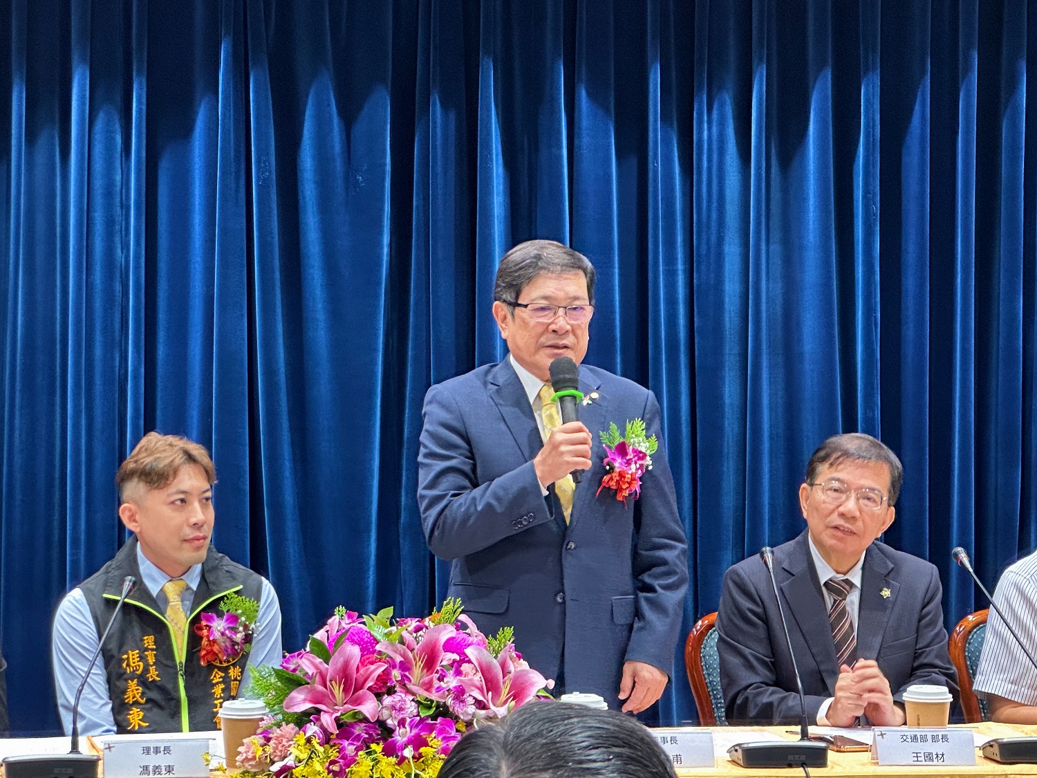 機場公司董事長楊偉甫中表示，桃園機場是幸福企業，大家有共同目標，把機場經營做到最好、旅客服務做到最好，讓大家放心。