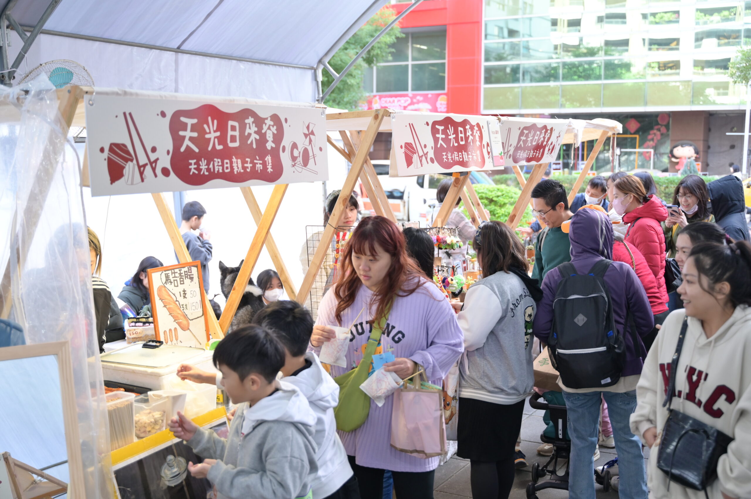 桃園客家文化基金會天光市集中壢登場 品嘗客庄特色美食 民眾逛天光市集 0 scaled