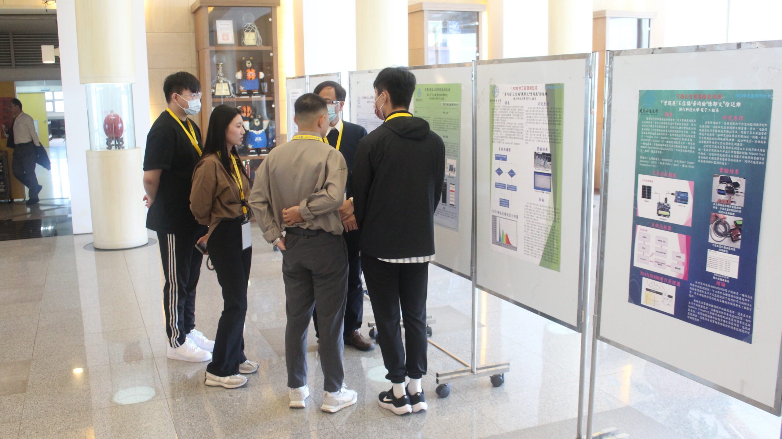 健行科大探討「淨零排放」產官學交流促進綠能技術發展 與會人員互相交流討論 scaled