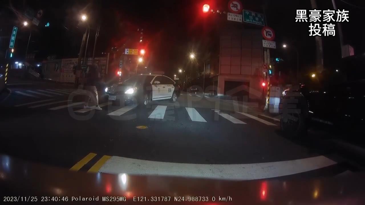 警車左轉未減速　他過馬路險遭撞嚇到往後彈