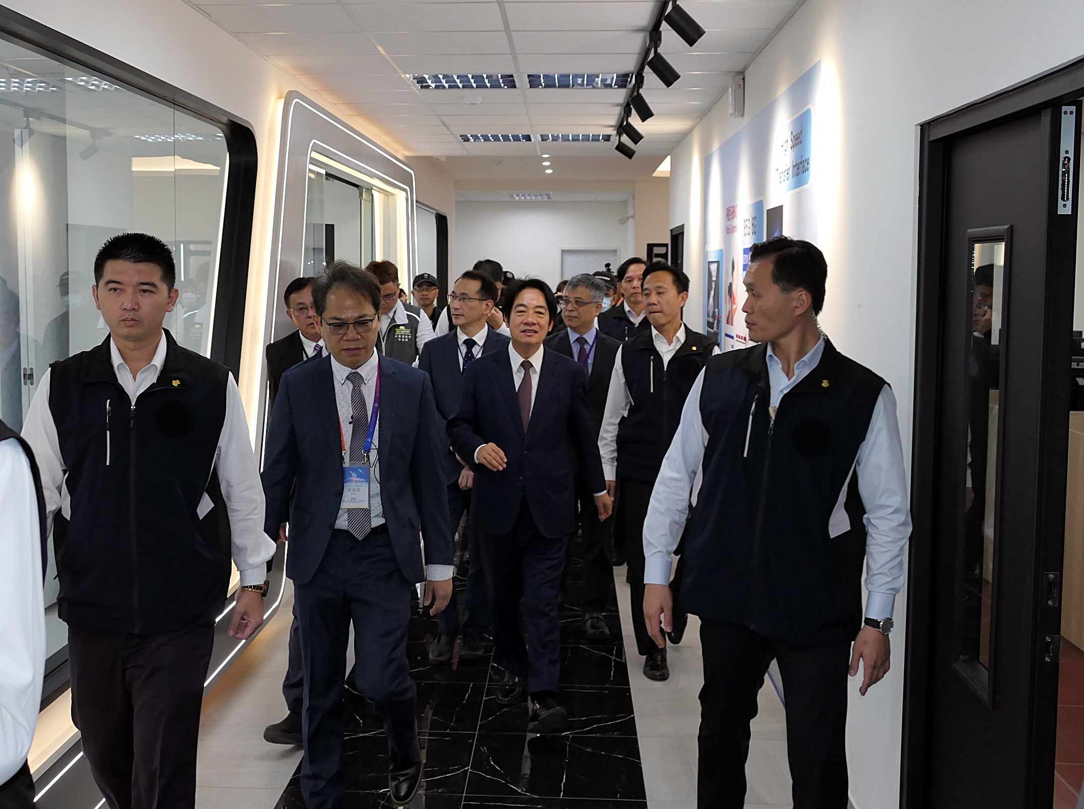 龍華科大成立高速傳輸人才培育基地 賴清德:創造企業、學校及學生三贏 龍華科大高速傳輸基地邀賴副總統揭牌 五箭齊發致力成亞洲最好電子實務人才培育大學 2 0