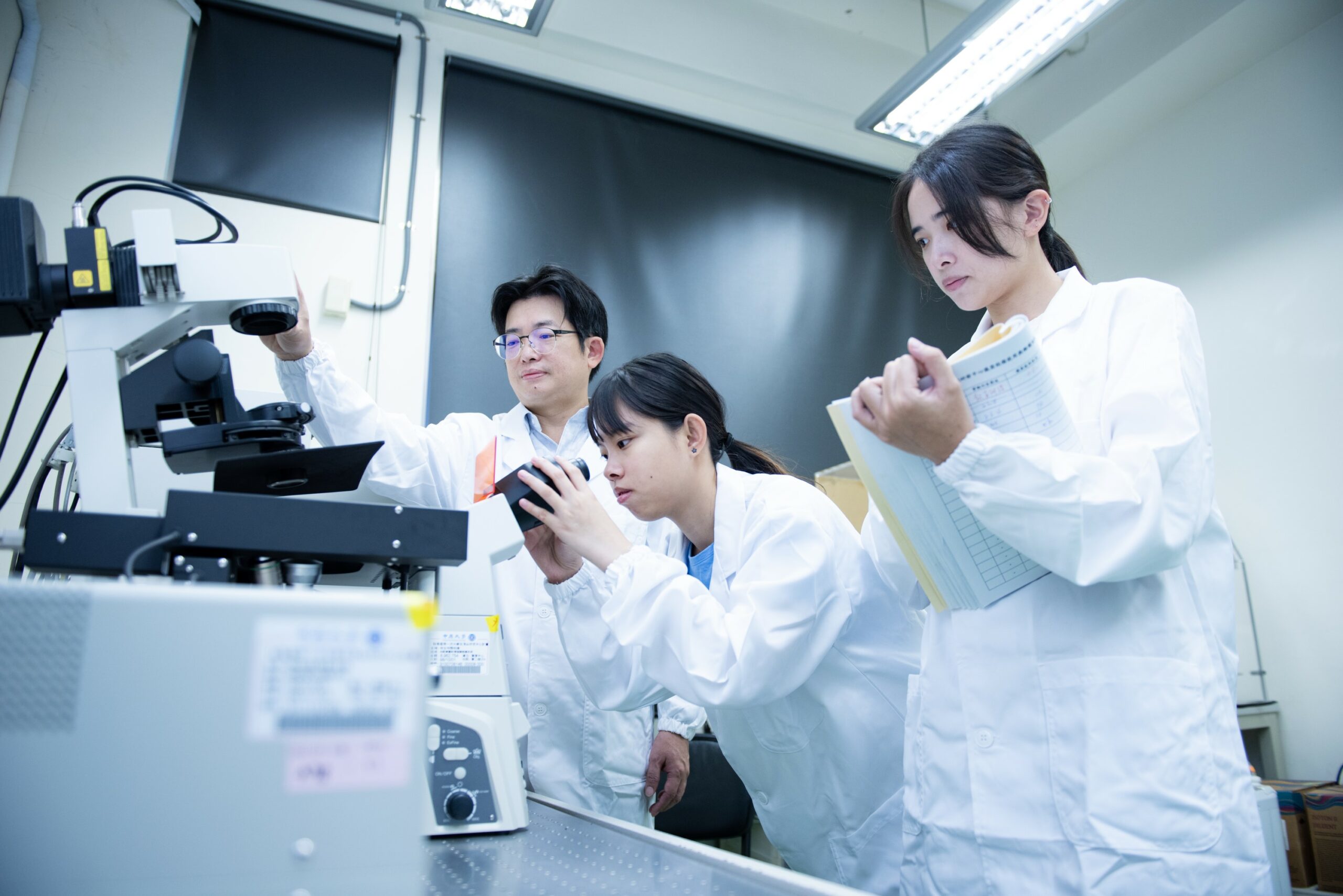 04 張雍圖左1本身也是中原大學化工系校友，積極奉獻所學，培育後進。 scaled