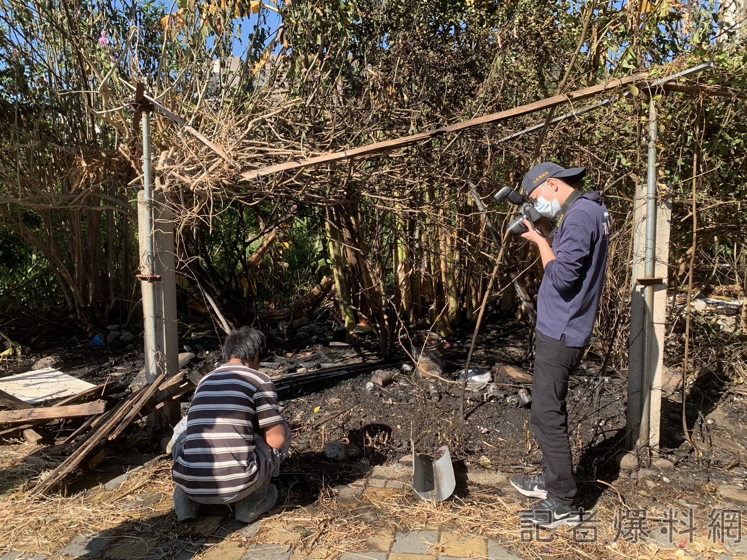 【有片】菸蒂縱火引燃雜草 犯嫌被逮「監視器有拍到嗎」