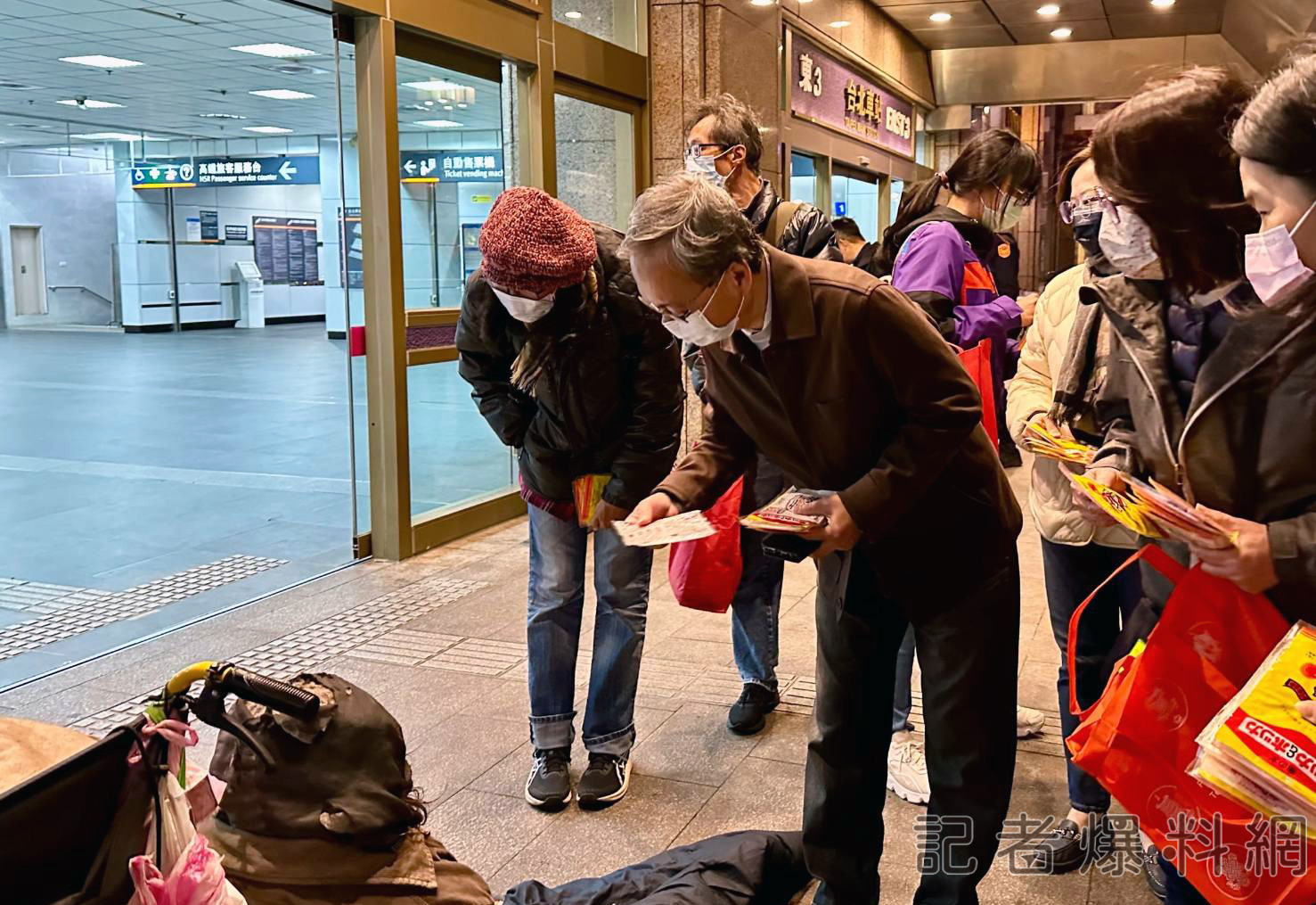 寒冬低溫關懷 衛福部部長薛瑞元夜訪街友