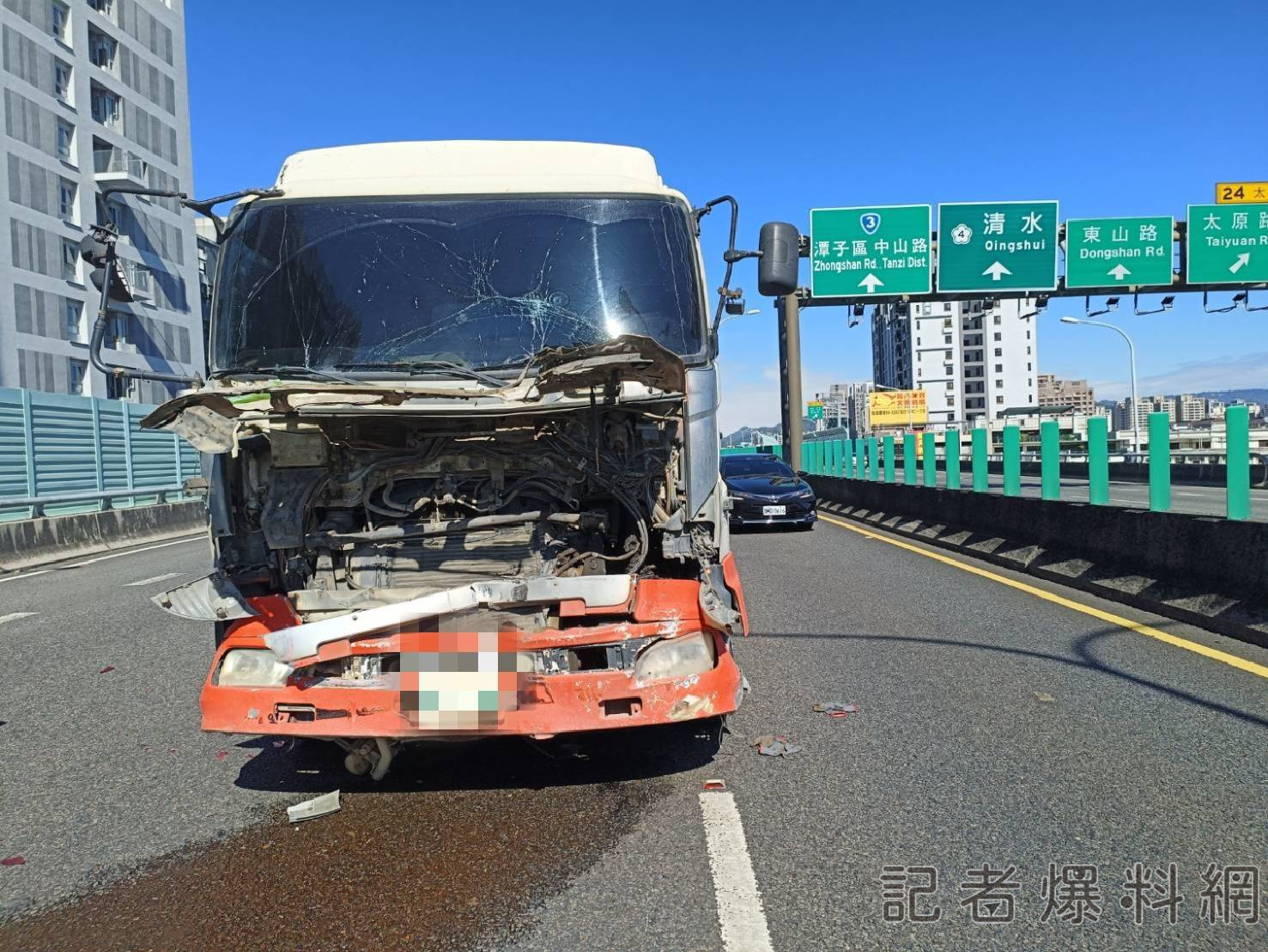 插隊下交流道惹的禍? 台74線曳引車追撞大貨車 4車遭波及