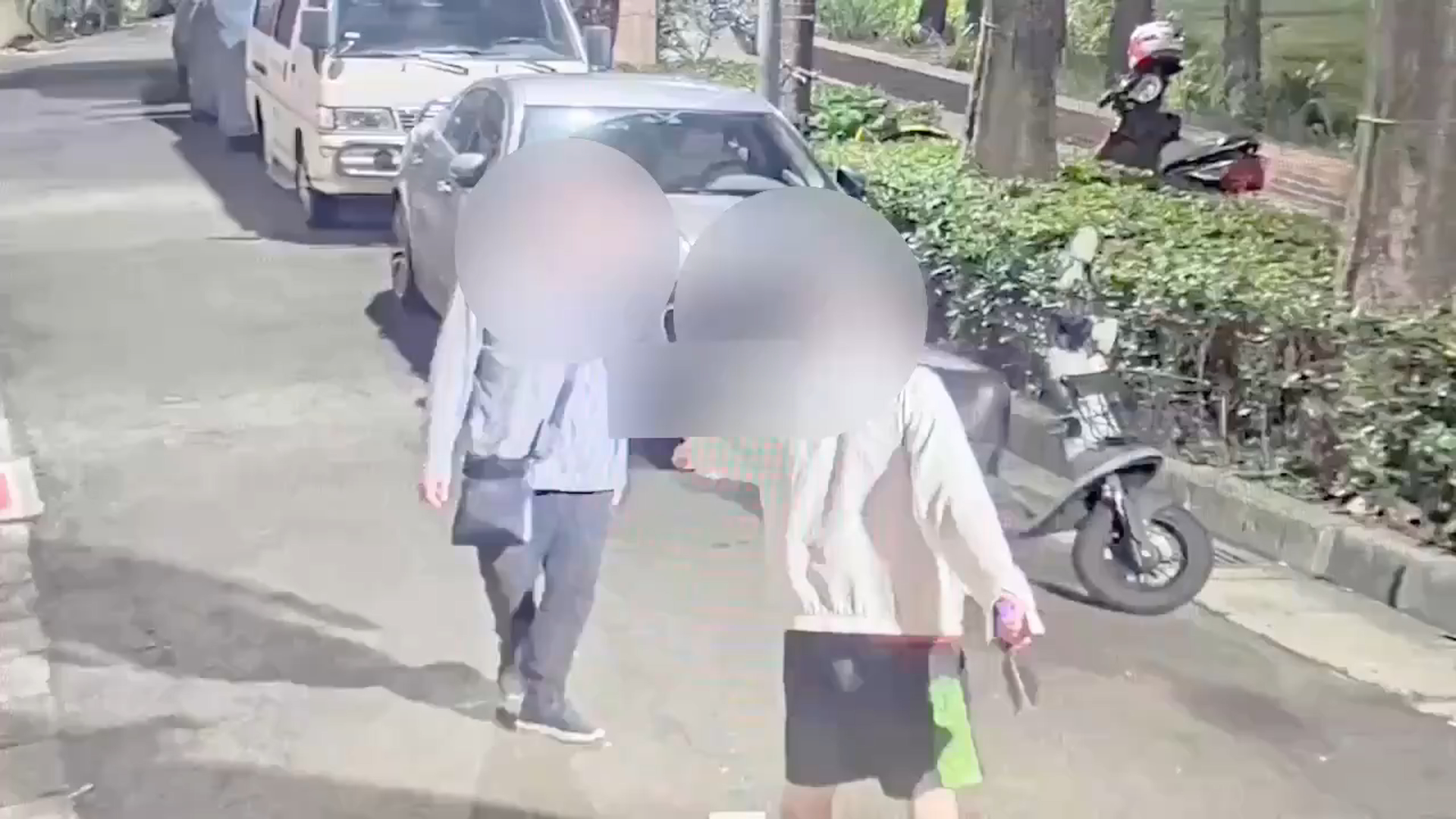 【有片】男住家飲酒鬼吼路人勸止 竟持「雙刀」追問遭聯手壓制