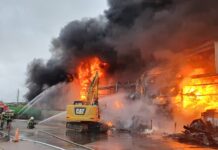 【有片】新屋鐵皮倉庫大火!火勢竄燒 72名消防人員赴援灌救