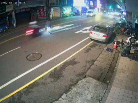【有片】男未走斑馬線穿越馬路 遭機車撞倒地翻滾 121