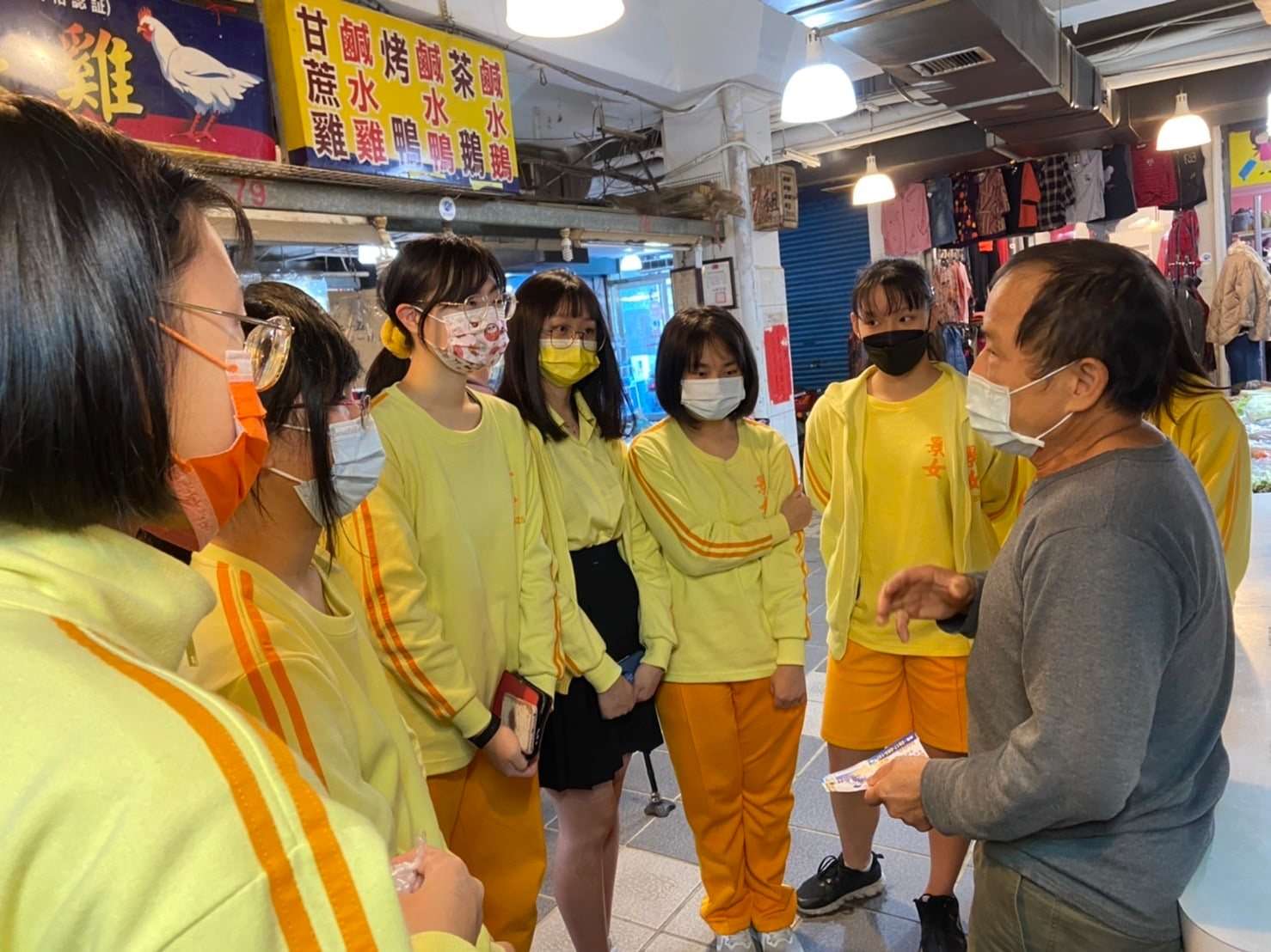 副刊/去市場上寫作課 1214副刊老闆認真解說 0