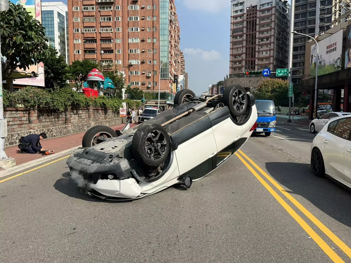 【有片】桃園男疑精神不濟自撞燈桿翻車四腳朝天 幸運僅輕傷 【有片】桃園男疑精神不濟自撞燈桿翻車四腳朝天 幸運僅輕傷