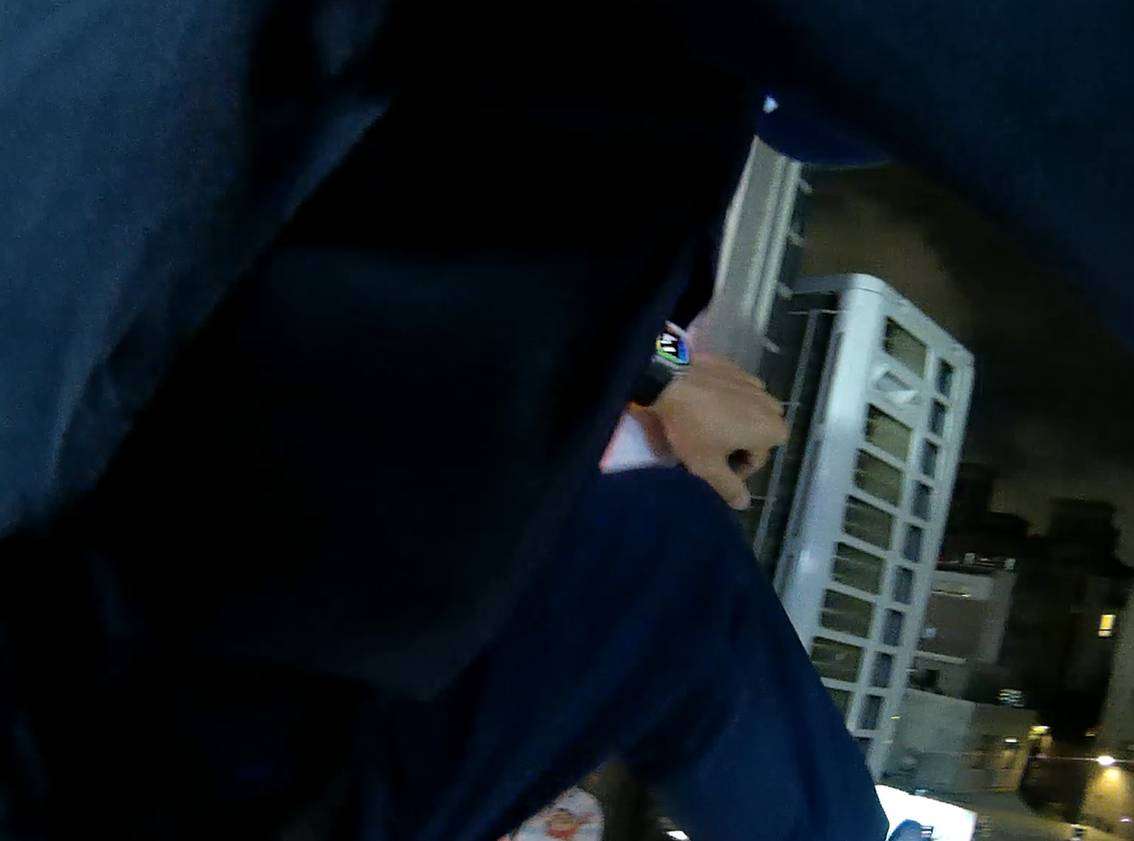 獨居老婦跌倒無助呼救 警攀爬窗戶冒險救援 1670164
