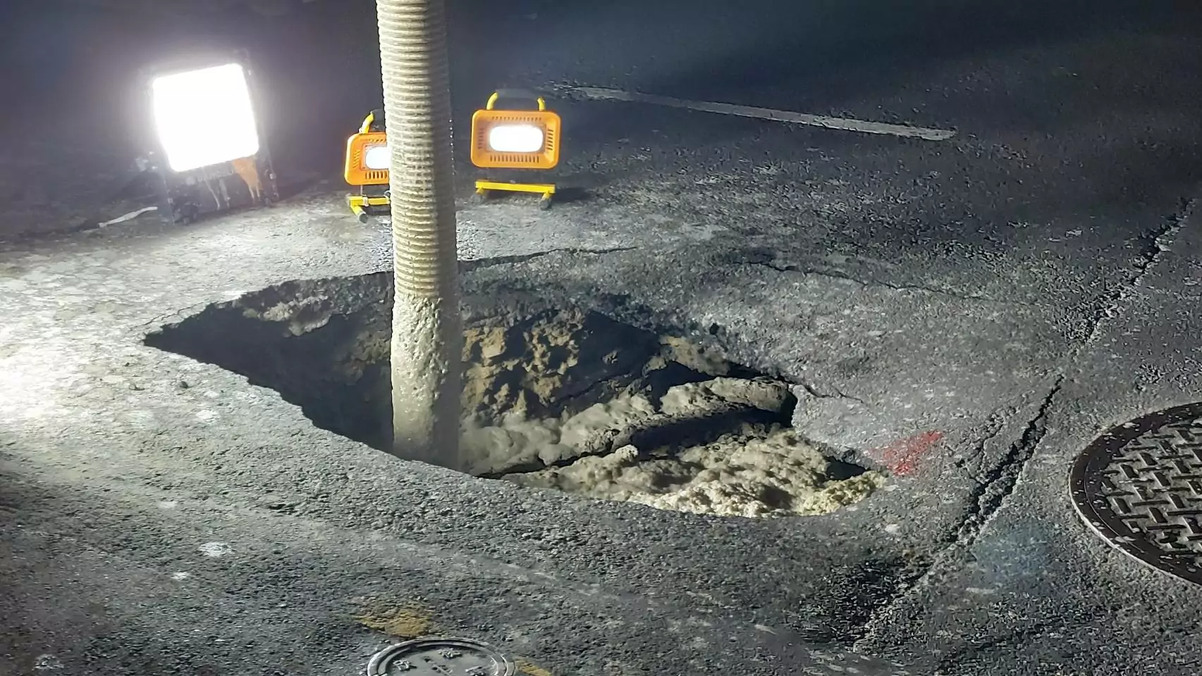 桃園中正路驚現80公分天坑 市府跨單位搶修填補 桃園中正路驚現80公分天坑 市府跨單位搶修填補