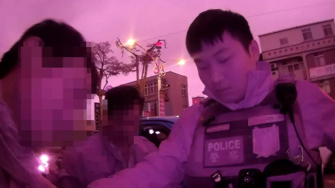 自小貨行駛搖晃引注意 警攔查意外逮3條通緝犯 1684532 0